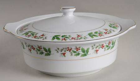 Christmas Harmony 2 Qt Round Covered Casserole