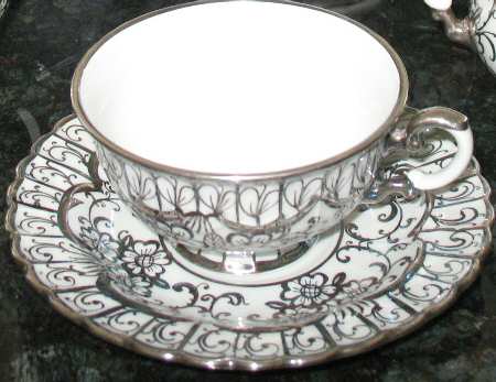 GIN288 Footed Cup & Saucer Set
