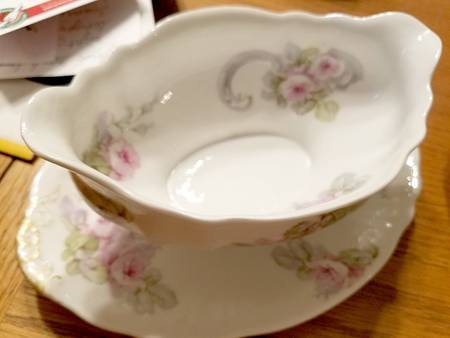 GUE708 Gravy Boat with Attached Underplate