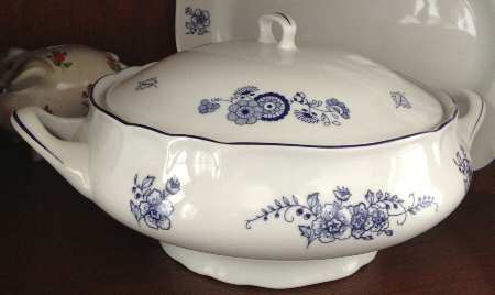 GIN307 Oval Covered Vegetable