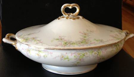 GUE67 (Gold Trim) Round Covered Vegetable