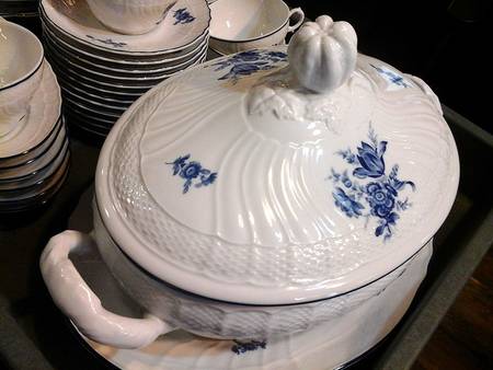 GIN180 (Blue Trim) Oval Covered Vegetable