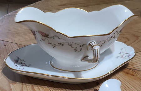2257 Gravy Boat with Attached Underplate