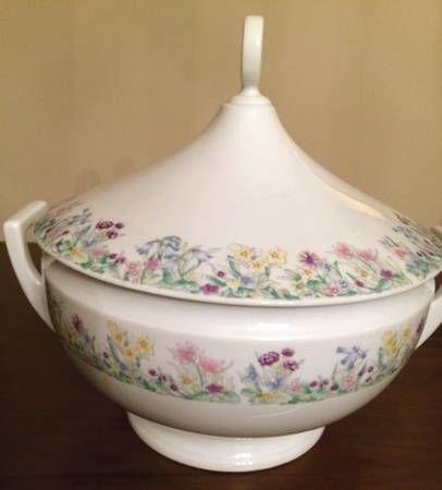 GIN371 Tureen &  Lid