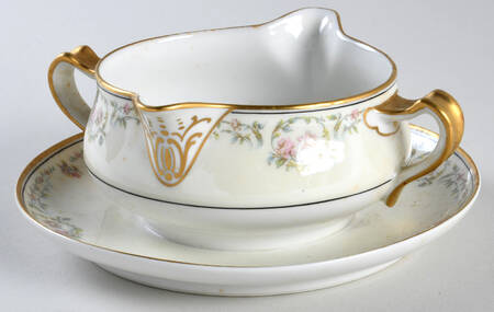 Antoinette Gravy Boat with Attached Underplate