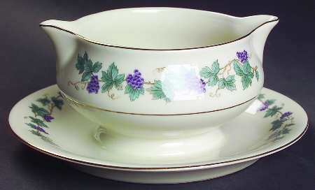 Arbor Gravy Boat with Attached Underplate