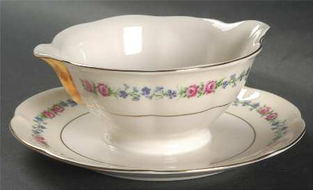 Bayou Gravy Boat with Attached Underplate