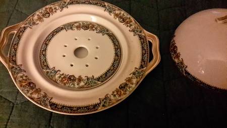 Chanson Round Covered Butter with Strainer