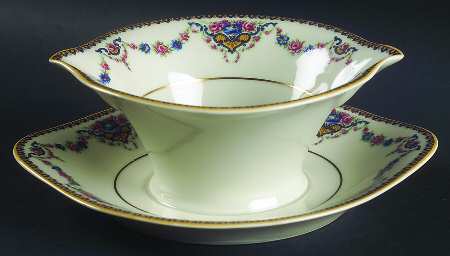 Dora Gravy Boat with Attached Underplate