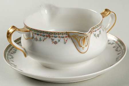 Durana Gravy Boat with Attached Underplate