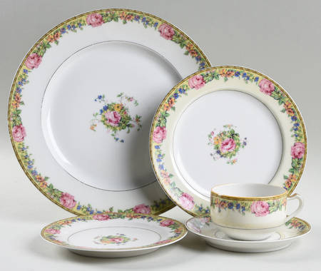 Gloria (France) 5 Piece Place Setting