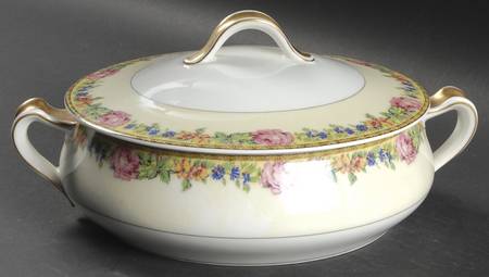 Gloria (France) Round Covered Vegetable
