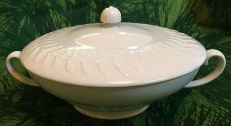 Greylock White Round Covered Vegetable