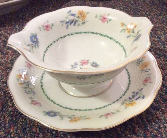 Liberty Gravy Boat with Attached Underplate
