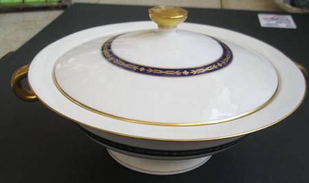 Lombardie Blue Round Covered Vegetable
