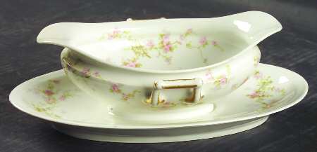 Lucille Gravy Boat with Attached Underplate