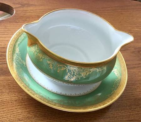 Pompadour Green Gravy Boat with Attached Underplate