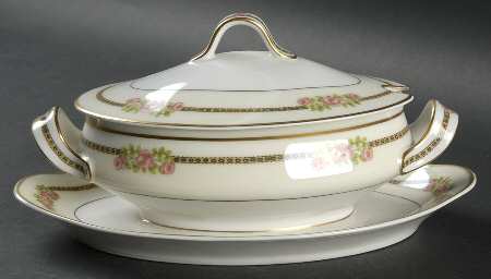 Richmond Gravy Boat w/Attached Underplate & Lid
