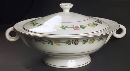Saybrook Round Covered Vegetable