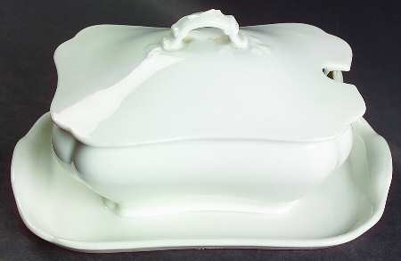 Schleiger 10 Gravy Boat w/Attached Underplate & Lid