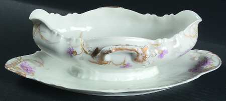 Schleiger 1035 Gravy Boat with Attached Underplate