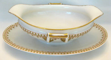 Schleiger 1091 Gravy Boat with Attached Underplate