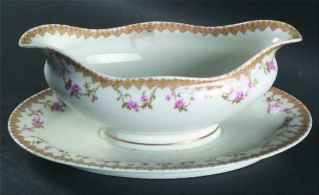 Schleiger 111B Gravy Boat with Attached Underplate