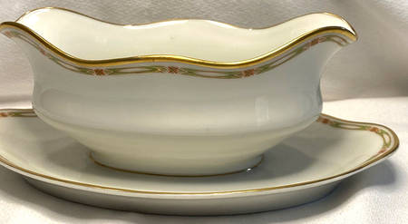 Schleiger 169a Gravy Boat with Attached Underplate