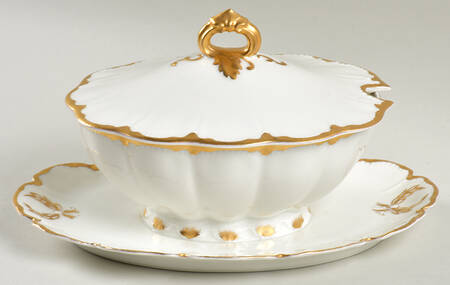 Schleiger 216 Gravy Boat w/Attached Underplate & Lid