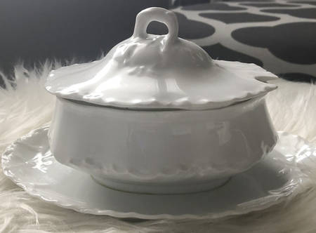 Schleiger 301 Gravy Boat w/Attached Underplate & Lid