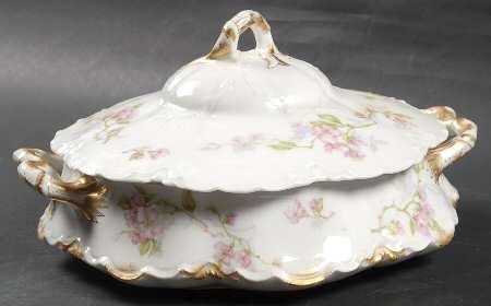 Schleiger 37 Round Covered Vegetable