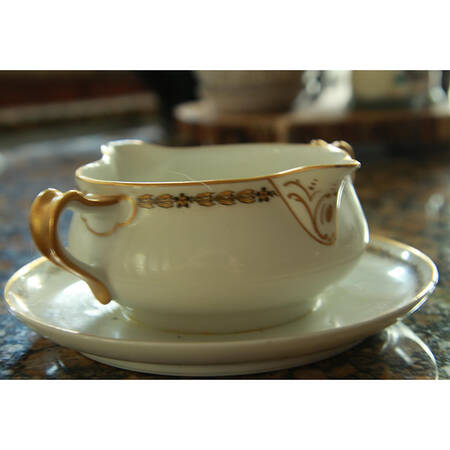 Schleiger 563 Gravy Boat with Attached Underplate