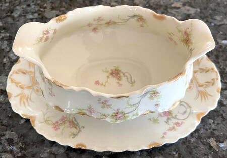 Schleiger 57O Gravy Boat with Attached Underplate