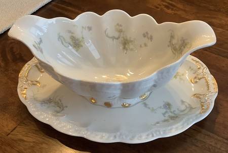 Schleiger 57W Gravy Boat with Attached Underplate