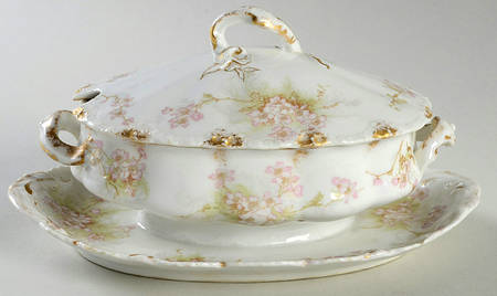 Schleiger 609e Gravy Boat w/Attached Underplate & Lid