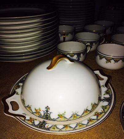 Schleiger 727 Round Covered Butter with Strainer