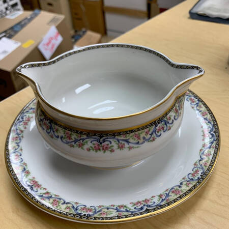 Schleiger 858 Gravy Boat with Attached Underplate