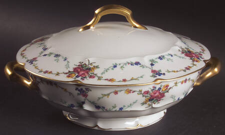 Victoria (Older, Scalloped) Round Covered Vegetable