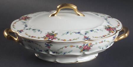 Victoria (Older, Scalloped) Oval Covered Vegetable