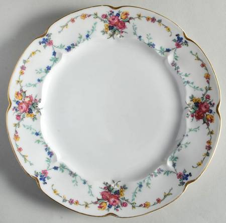Victoria (Older, Scalloped) Luncheon Plate