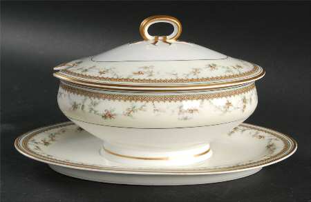 Yale Gravy Boat w/Attached Underplate & Lid