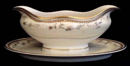 Yale Gravy Boat with Attached Underplate