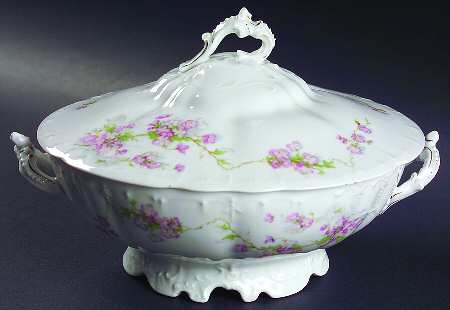 9322 Pink Round Covered Vegetable