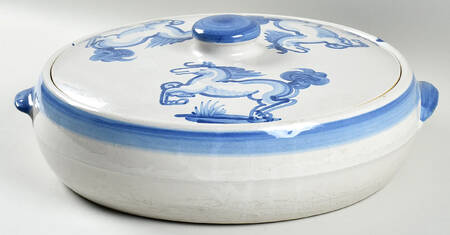 Blue Horse 3 Quart Round Covered Casserole