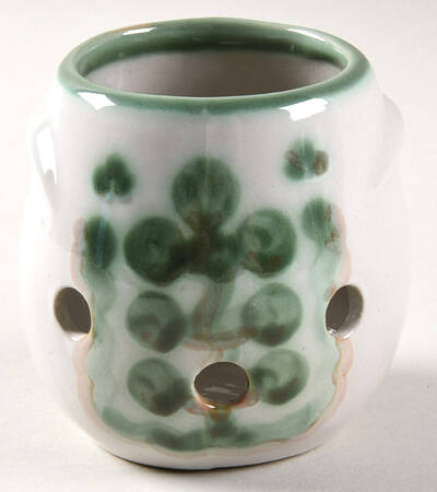 Pear and Grape Green Garlic Keeper No Lid