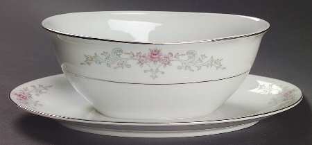 Jennifer Gravy Boat with Attached Underplate