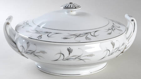 Platinum Garland Round Covered Vegetable