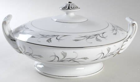 Platinum Garland Round Covered Vegetable