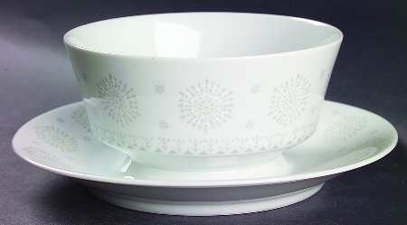 Snowflake (Flakes On Edge) Gravy Boat with Attached Underplate
