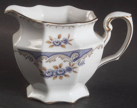 Versailles Creamer